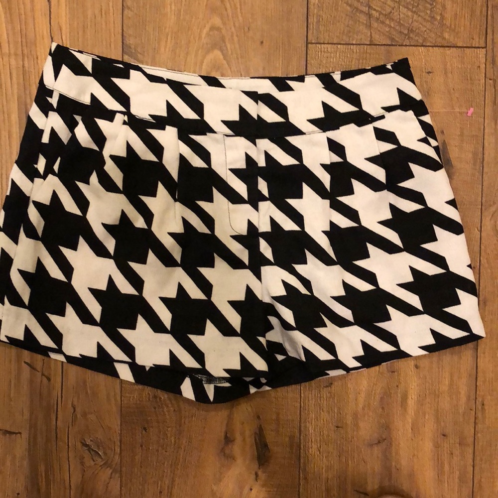 Houndstooth Shorts 3 inch inseam w/ Pockets Med